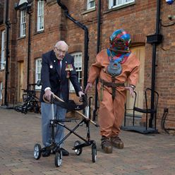 Captain Tom and Lloyd Scott race for the line.jpg (1)