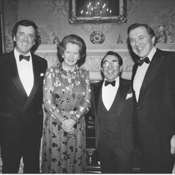 Sir Terry Wogan, Baroness Thatcher, Ronnie Corbett and Sir David Frost dine at No.10 Downing Street in January 1987.jpg